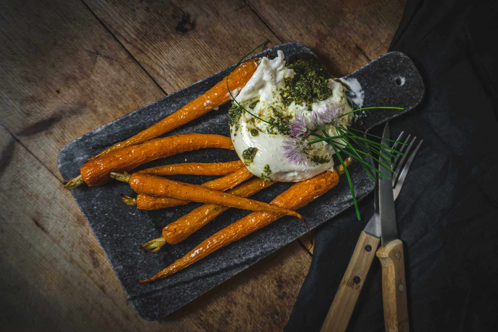 Ingwer-Honig-Karotten mit Burrata und Karottengrünpesto | CUDDLING CARROTS