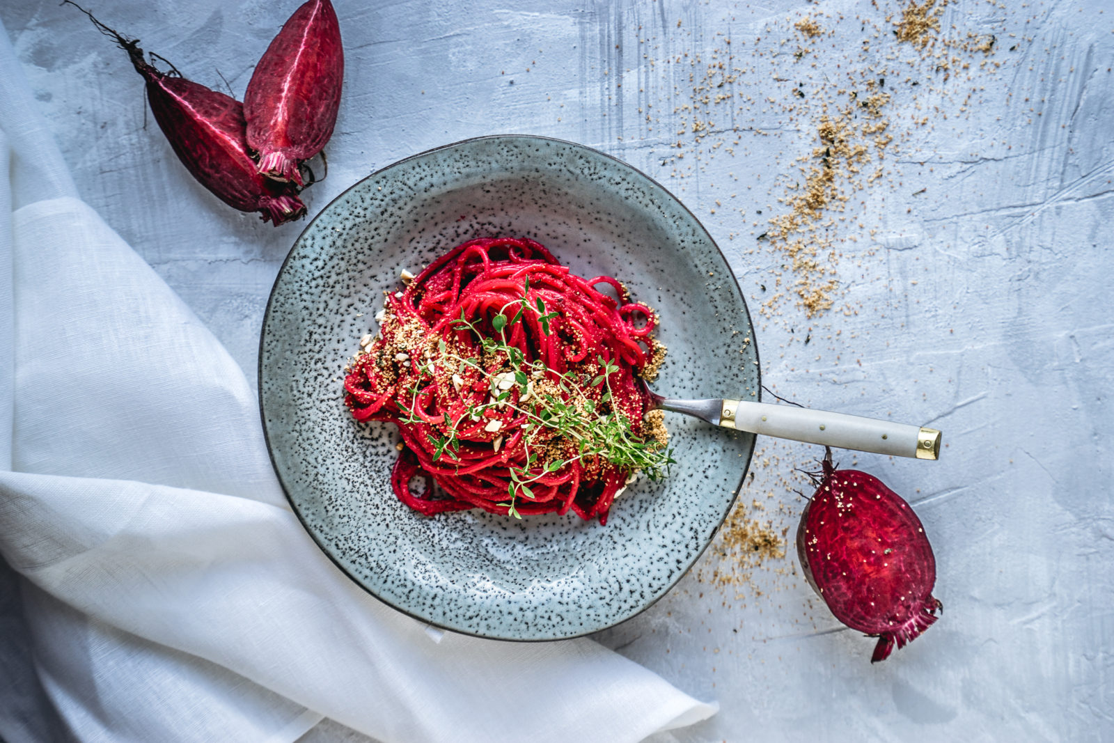 Spaghetti mit Rote-Bete-Creme und Thymian-Bröseln | CUDDLING CARROTS