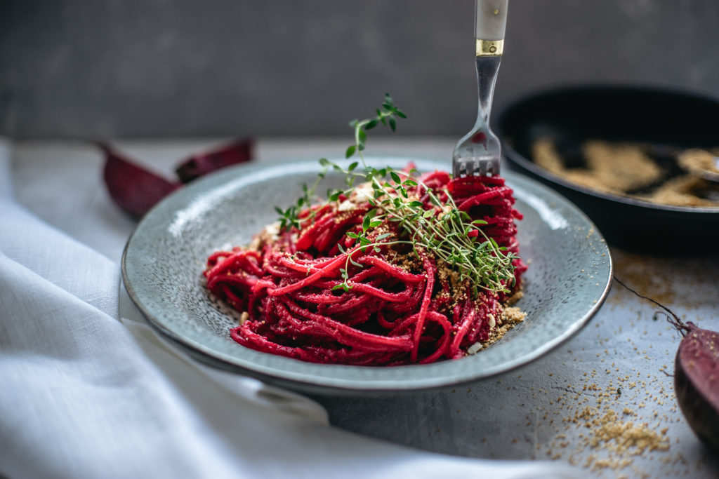 Spaghetti mit Rote-Bete-Creme und Thymian-Bröseln | CUDDLING CARROTS