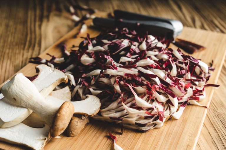 Radicchio-Rotwein-Risotto mit Kräuterseitlingen und Amarettini ...