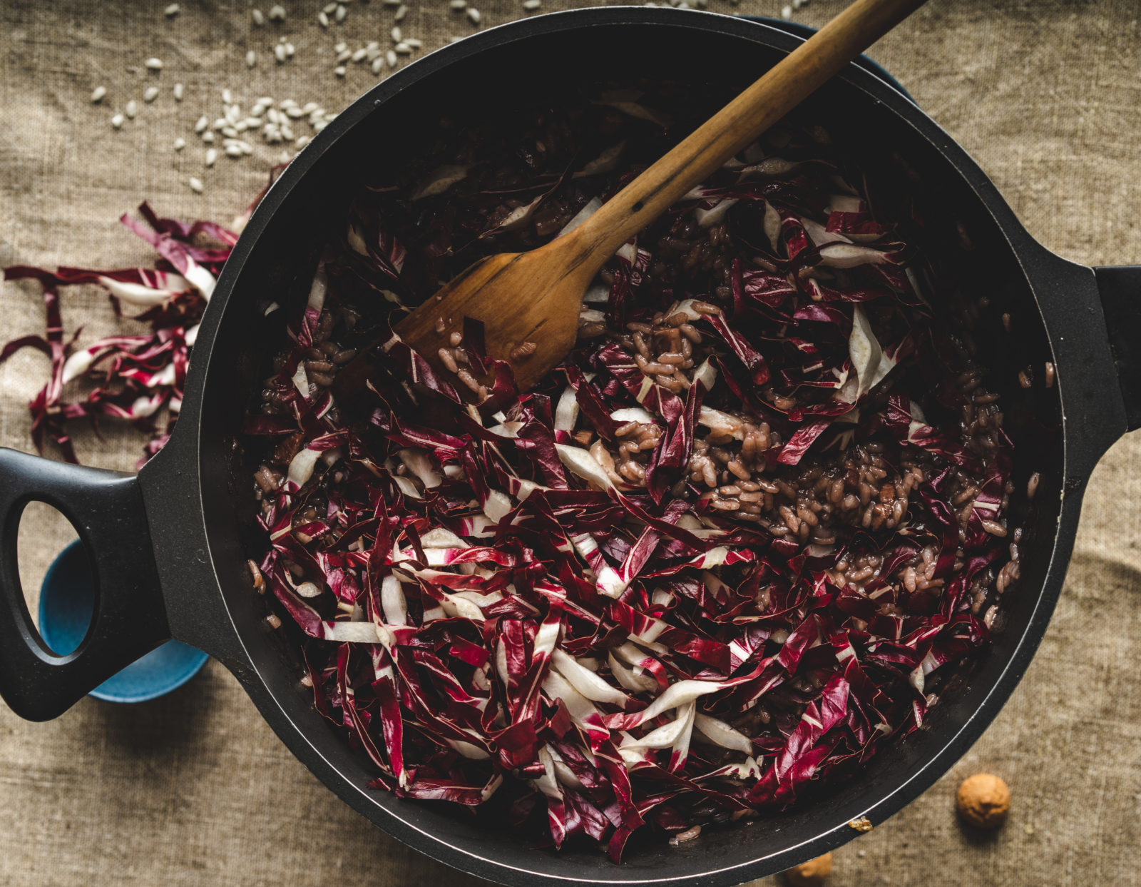 Radicchio-Rotwein-Risotto mit Kräuterseitlingen und Amarettini ...