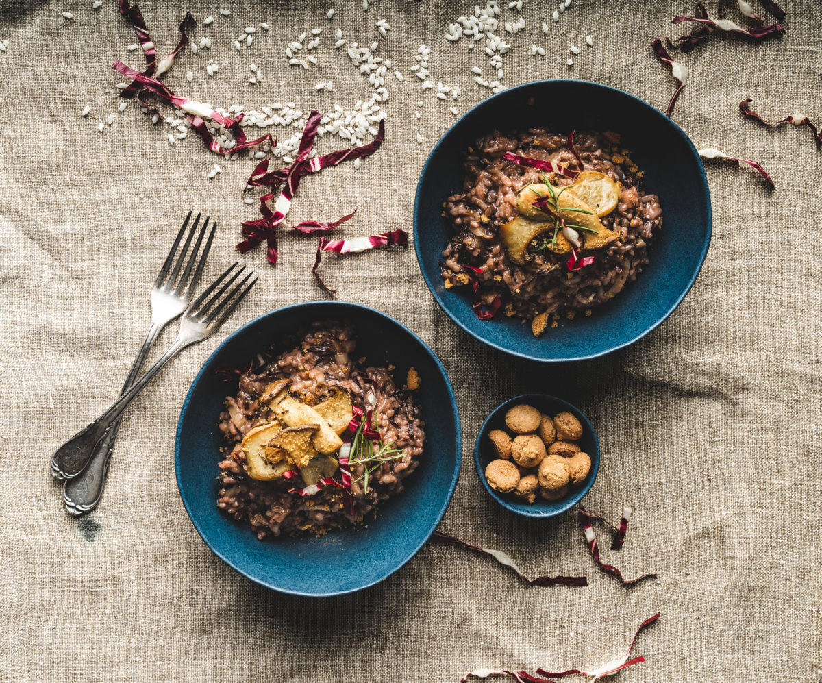 Radicchio-Rotwein-Risotto mit Kräuterseitlingen und Amarettini ...