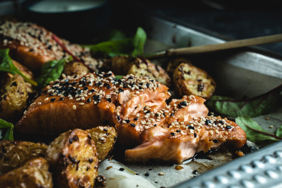 Asiatischer Lachs mit Gewürz-Kartoffeln und Zitronencreme | CUDDLING ...