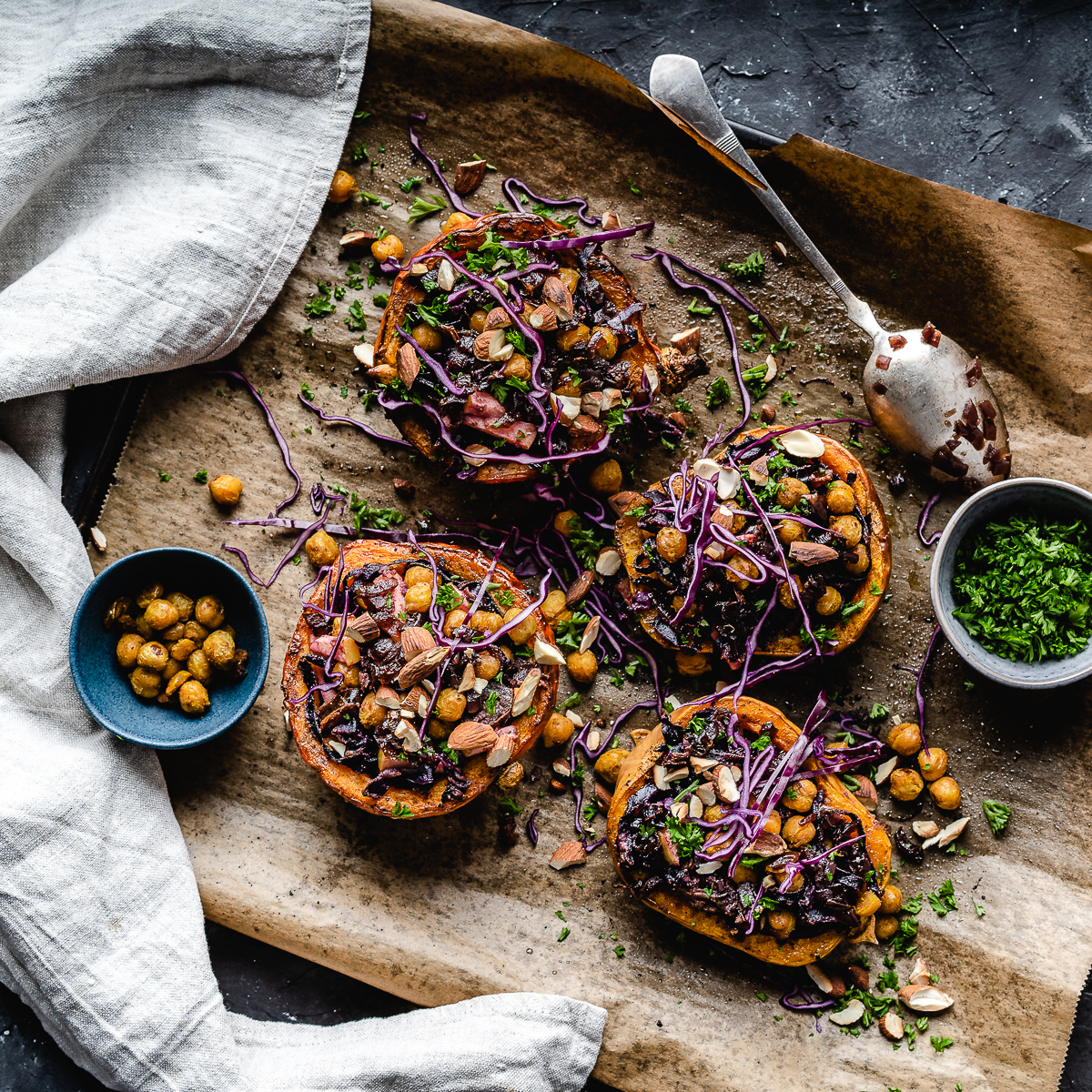 Gefullter Kurbis Mit Rotkohl Kichererbsen Und Tahini Cuddling Carrots