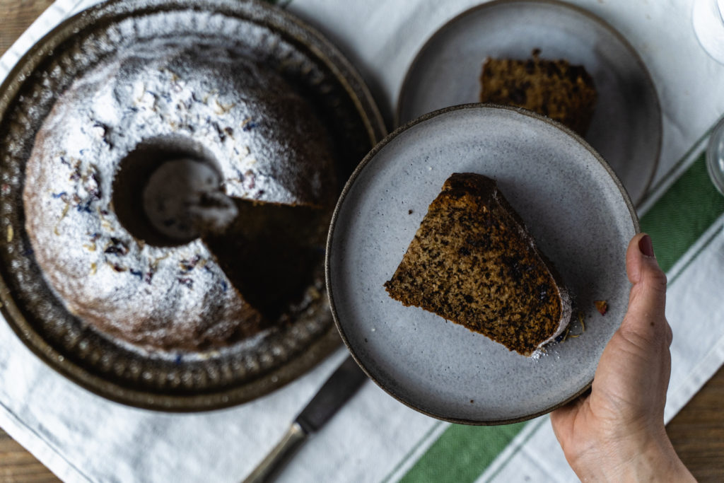 Bananabread mit Kardamom, Walnüssen und Schokolade | CUDDLING CARROTS