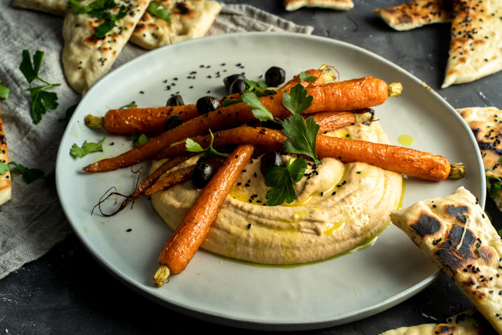 Hummus aus roten Linsen mit gerösteten Kardamom-Karotten und Fladenbrot ...