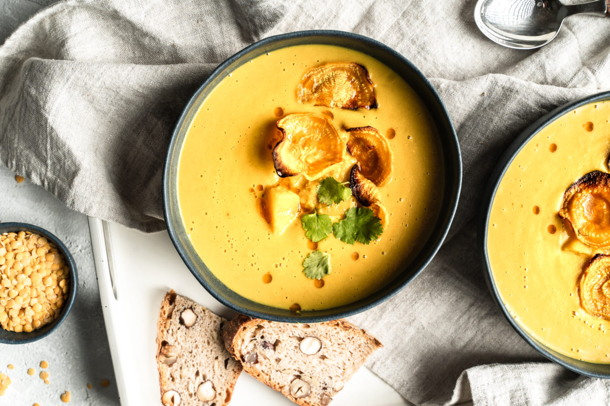Leuchtendgelbe Suppe aus gelber Beete und gelben Linsen | CUDDLING CARROTS