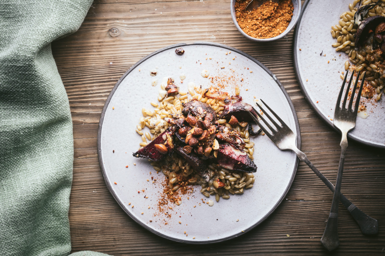 Geröstete rote Beete mit Dukkah, Tahinidressing und Bulgur | CUDDLING ... Geröstete rote Beete mit Dukkah, Tahinidressing und Bulgur | CUDDLING ...