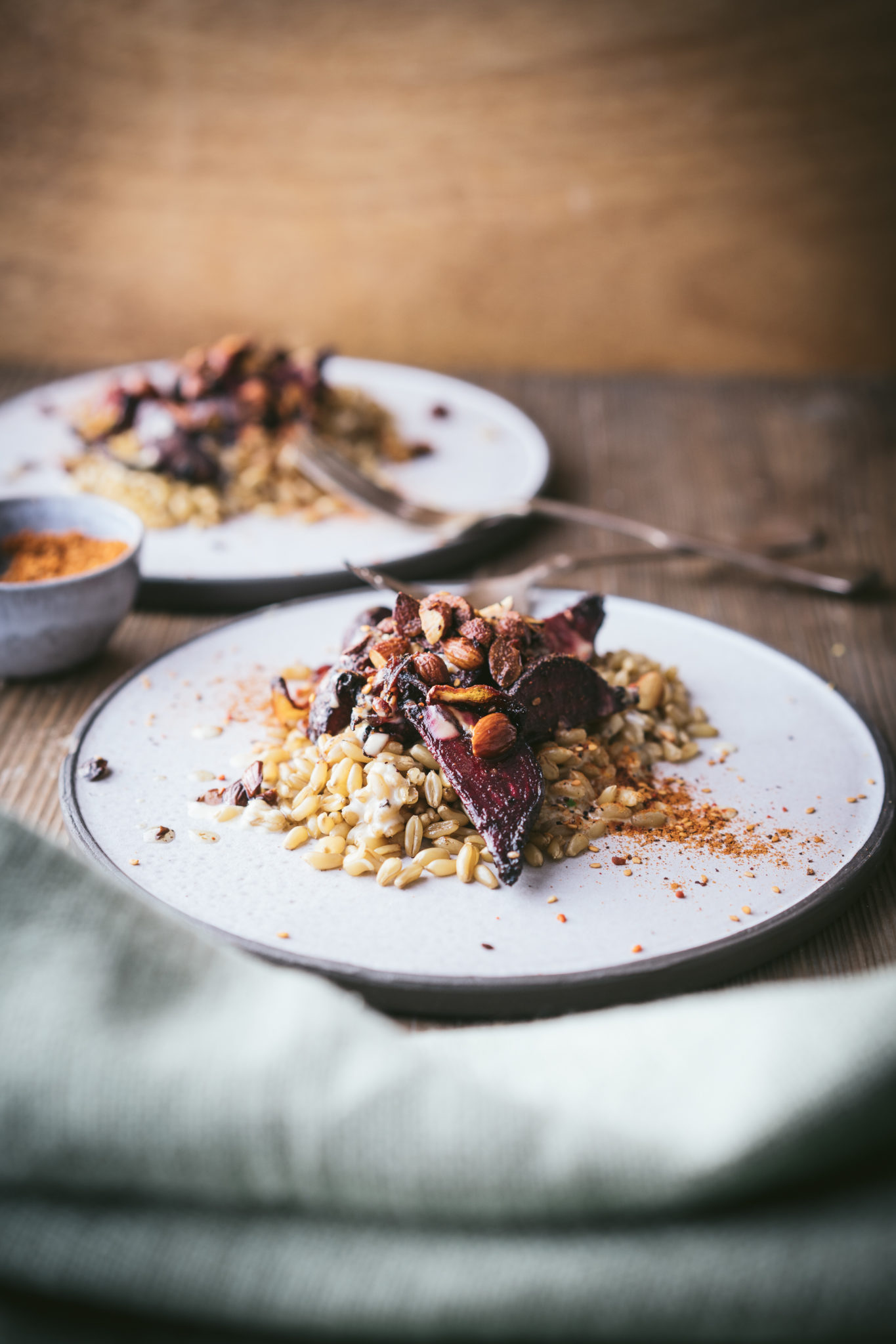 Geröstete rote Beete mit Dukkah, Tahinidressing und Bulgur | CUDDLING ... Geröstete rote Beete mit Dukkah, Tahinidressing und Bulgur | CUDDLING ...