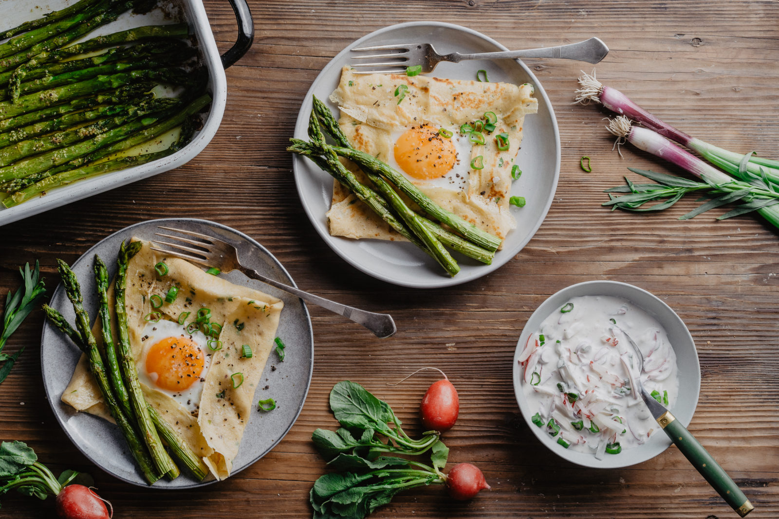 Frühlings-Kartoffelsalat mit Radieschen, Erbsen und Senf-Dill-Dressing ...