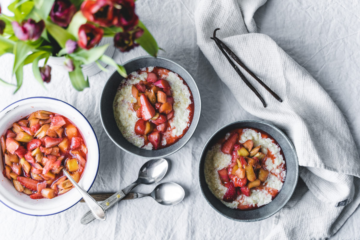 Cremiger Milchreis mit in Honig geschmorten Erdbeeren und Rhabarber ...