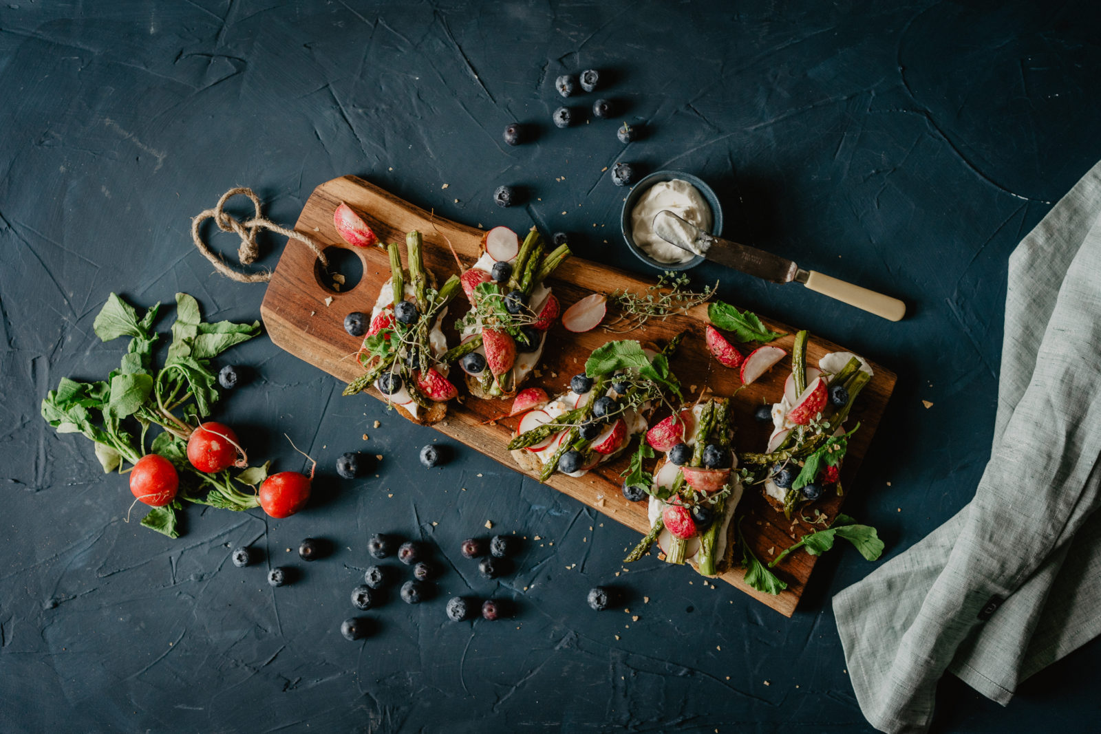 Fenchel-Estragon-Pfannkuchen mit Spiegelei, grünem Spargel und ...