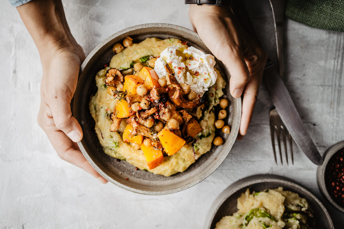 Gerösteter Kürbis, Pfifferlinge und Burrata auf cremiger Polenta ...