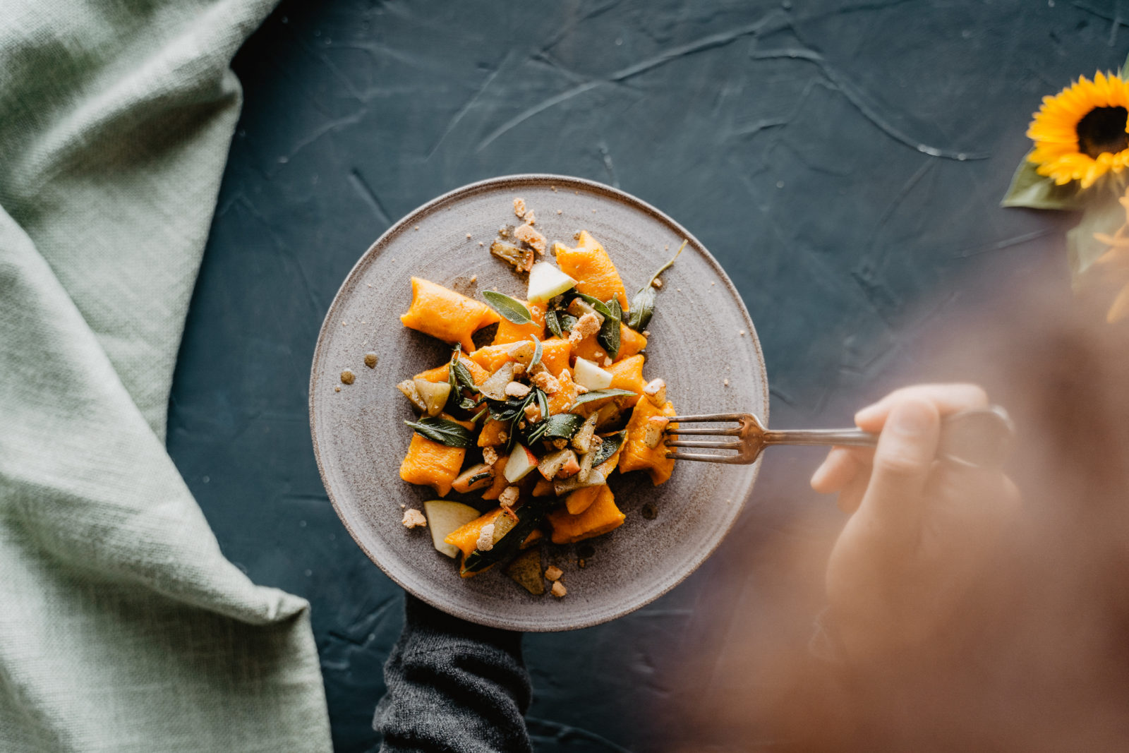 Kürbisgnocchi mit Apfel-Salbei-Butter | CUDDLING CARROTS