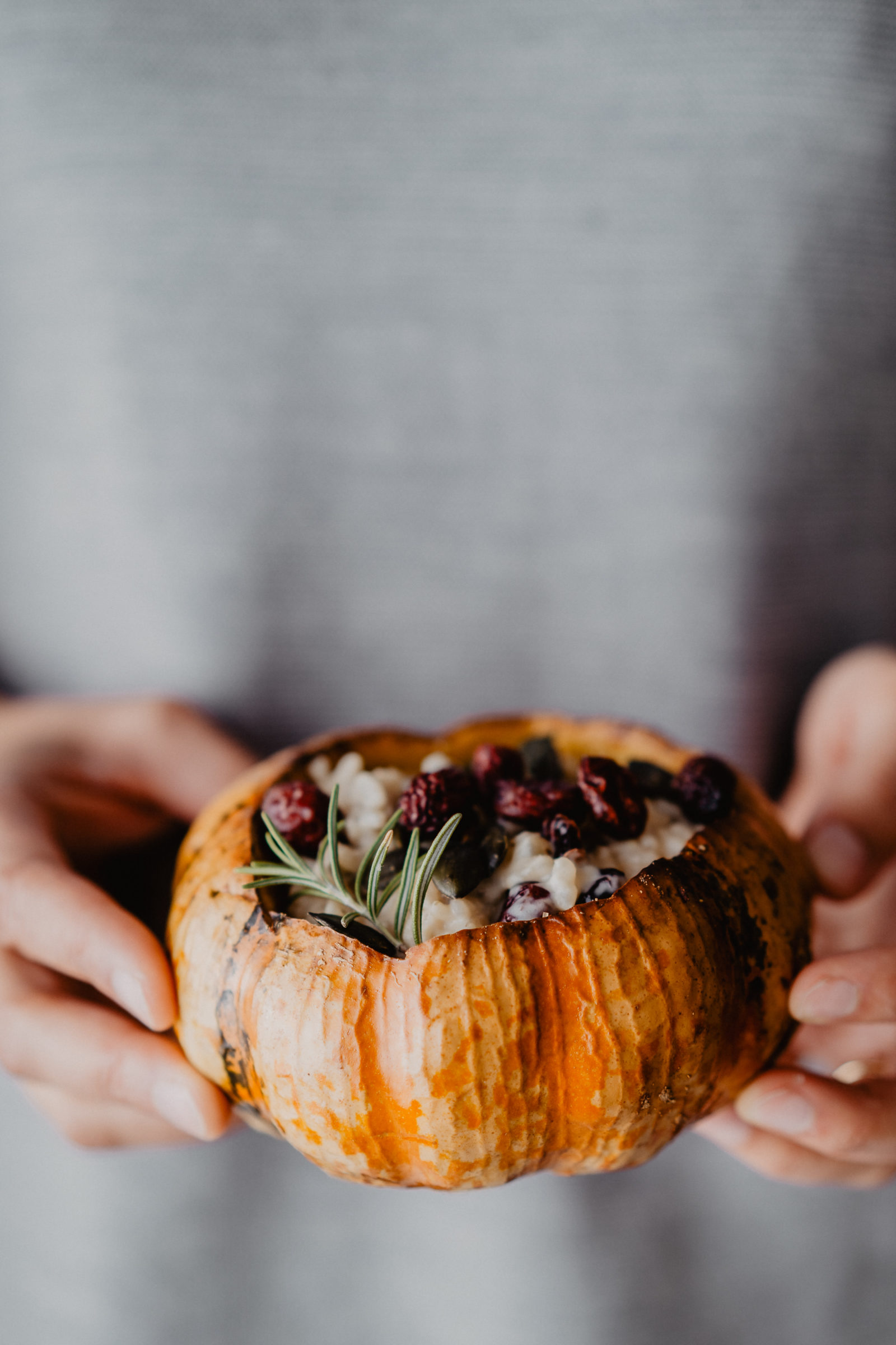 Gefüllter Kürbis mit Ziegenkäse-Cranberry-Risotto | CUDDLING CARROTS