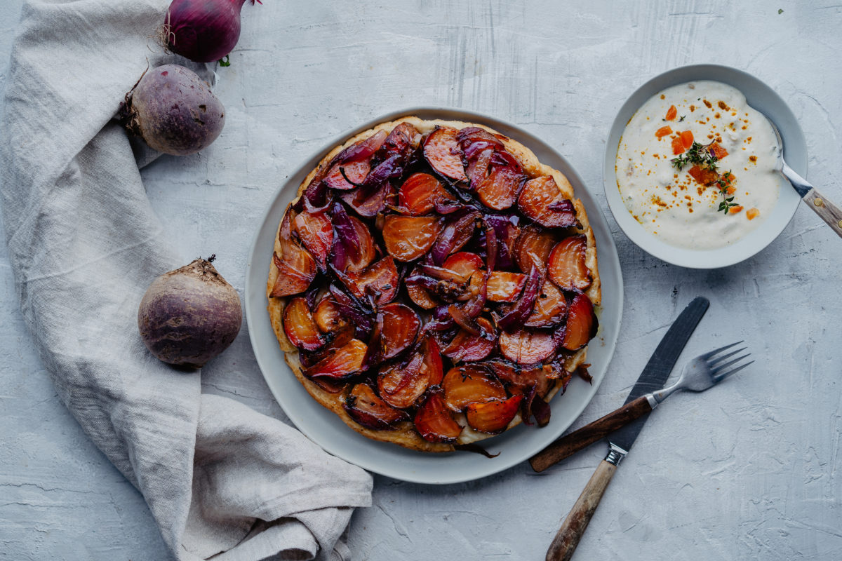 Rote Beete Tarte Tatin mit Ziegenkäse-Aprikosen-Creme | CUDDLING CARROTS