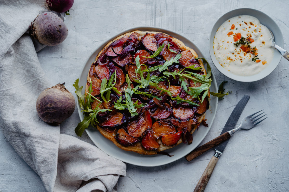 Rote Beete Tarte Tatin mit Ziegenkäse-Aprikosen-Creme | CUDDLING CARROTS